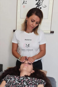 Méral Per, en pleine séance de Reiki.